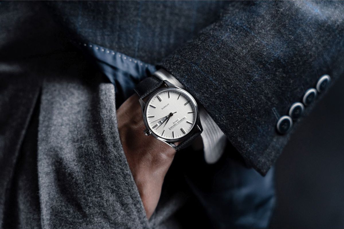 orologio con meccanismo di manifattura